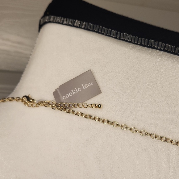 NWT Cookie Lee Vintage Creme Enamel Elegant Goldtone Flower Pendant Necklace - Picture 6 of 12